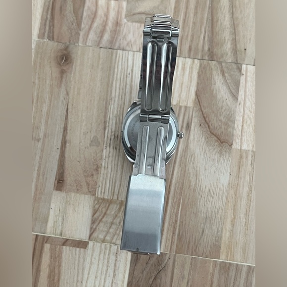 Stainless Ladies Watch Black Dial Stainless Luminous Hands Markers - Picture 9 of 13